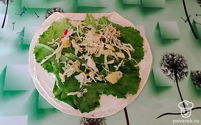 Сверху — мелко нарезанную капусту. 