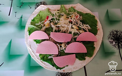 Далее колбаса, нарезанная полукольцами.