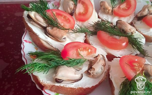 Оригинальные закусочные бутерброды с мидиями — Рецепт с фото