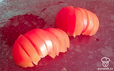 Нарезать тонкими ломтиками помидор. 