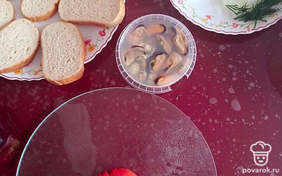 Подготовить остальные ингредиенты, помыть зелень, нарезать лук полукольцами.