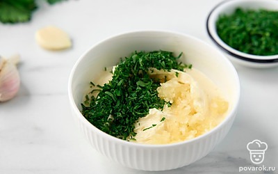 Выложите сливочное масло в миску. Соедините масло с измельченным чесноком и рубленой петрушкой.