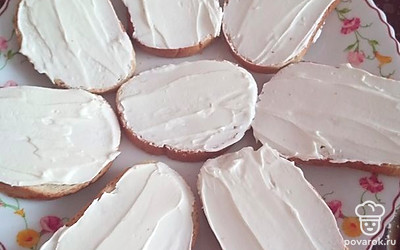 Каждый кусочек хлеба или батона смазать творожным сыром. 