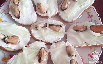 Далее на батон выложить лук. 