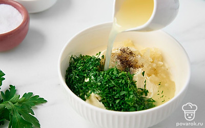 Всыпьте к маслу соль и черный перец, влейте лимонный сок.