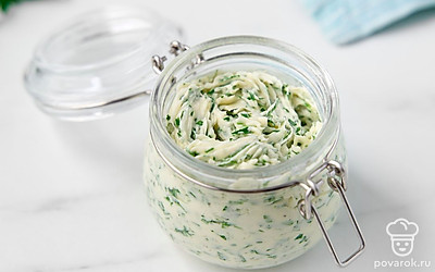 Перемешайте масло с добавками и приправами вилкой до образования однородной массы. Переложите в банку или креманку.