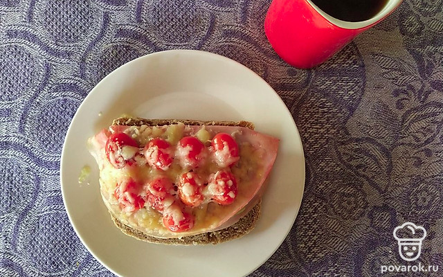 Завтрак с ветчиной, маринованным огурцом, помидорами и сыром — Рецепт с фото