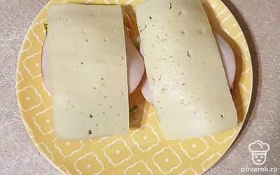 Сверху ветчины выложите сыр. Бутерброды готовы!