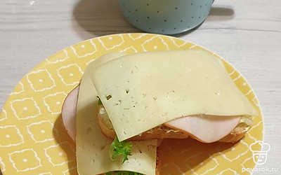 Подавайте порционно. К бутербродам можно заварить чашку ароматного чая с лимоном. Приятного аппетита! 