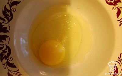 Яйцо разбить, взбить и посолить.