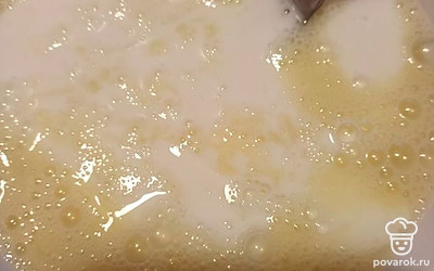 Добавить молоко, размешать.