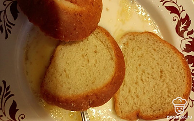 Хлеб нарезать на кусочки и замочить в смеси из молока и яиц.