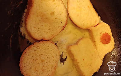 Выложить на сковороду хлеб и обжарить с двух сторон, до золотистой корочки.