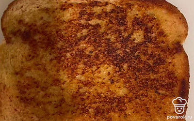 Возьмите хлеб и поместите его в тостер.