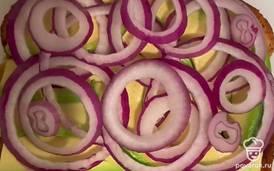 Выложите лук.