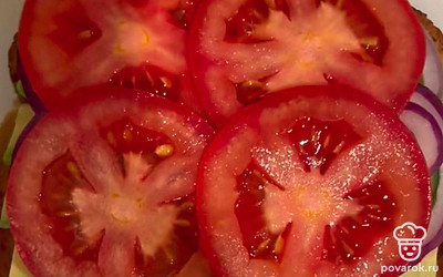 Затем разложите помидоры.