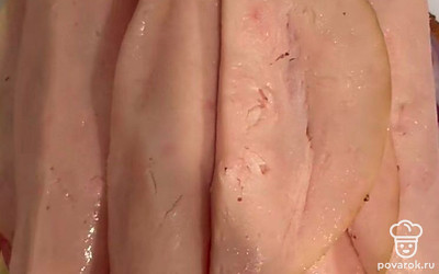 Поверх помидора уложите слайсы ветчины.