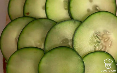 Затем выложите огурцы.