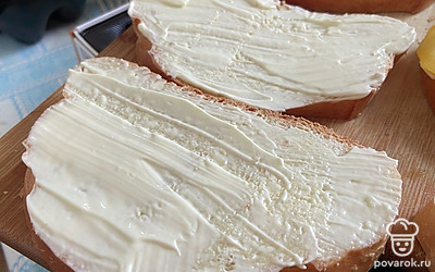 Намазать хлеб тонким слоем майонеза.