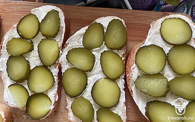 Выложить огурец, нарезанный кружочками, на хлеб.