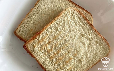 На сухой сковороде обжарьте 2 ломтика хлеба.