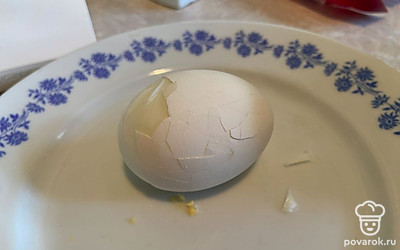 Отварить и почистить яйцо.