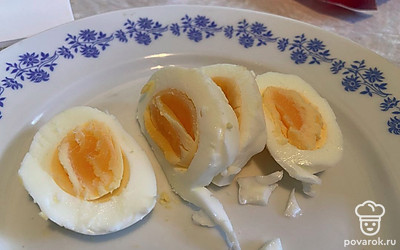 Разрезать яйцо на четыре части.