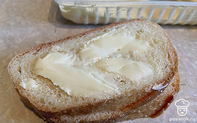 Смазать хлеб маслом по вкусу.