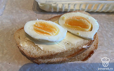 Выложить яйца на хлеб.