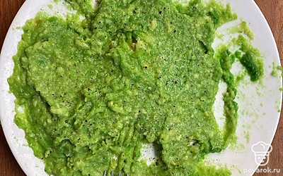 Измельчаем авокадо, солим, перчим.