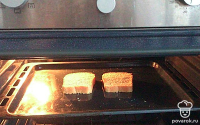 Затем жарим хлеб в духовке при 200 градусах 5 минут.