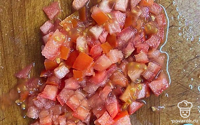 Нарезаем помидор на мелкие кубики, солим.