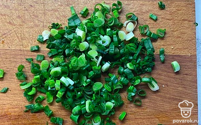 Режем лук и тоже солим его.