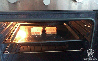 Помещаем 2 куска хлеба в духовку на 200 градусов на 5 минут, чтобы поджарились.