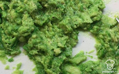 Разрезаем авакадо, измельчаем его, солим и перчим.