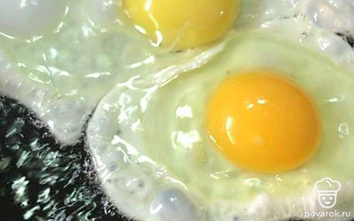 Жарим 2 яйца на сковородке 2-3 минуты.