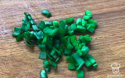 Нарезаем лук зеленый.