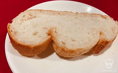 Хлеб подсушиваем в духовке или тостере 3-5 минут. 