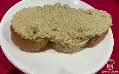 Намазываем хлеб хумусом.