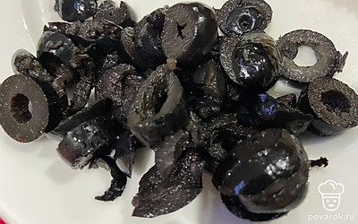 Маслины режем колечками.