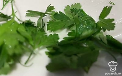 Петрушку измельчаем.
