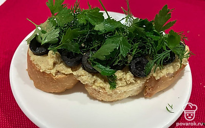 Кладём на тост укроп и петрушку. По желанию солим и перчим.