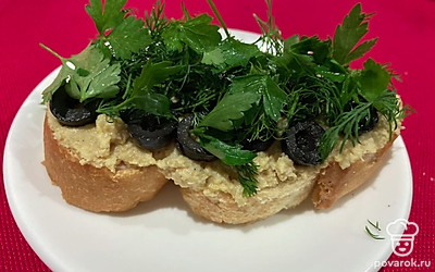 Подаём на красивой порционной тарелке.