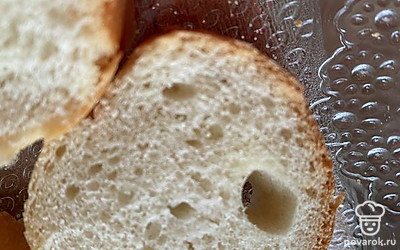 Режем багет кружочком.