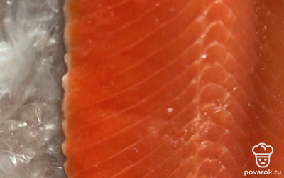 Достаем рыбу немного остыть.