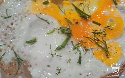 Выложить поджаренное яйцо на кусок хлеба.