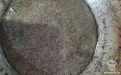 Налить в сковородку подсолнечное масло и подождать, пока нагреется.