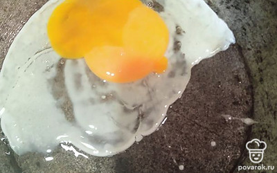 Взять куриное яйцо и разбить в сковороду. Не забыть посадить.