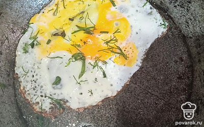 Готовое яйцо посыпать зеленью по вкусу, наример, укропом.