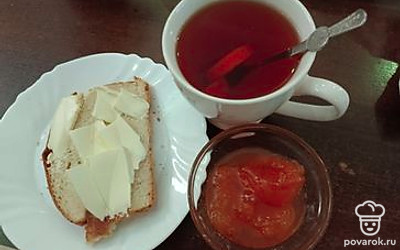 Смазываем хлеб маслом. 